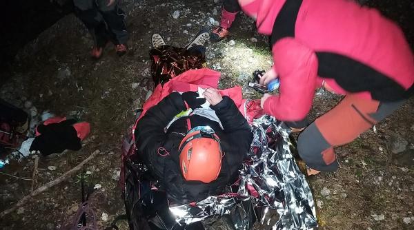 alpinista ranita in bucegi dupa ce a cazut cativa metri pe rapa zapezii