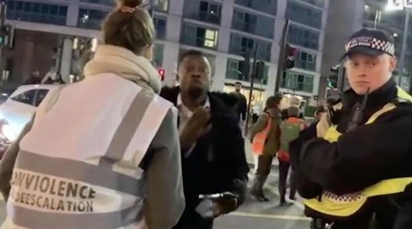 protestatarii eco din uk cer case izolate si se fac auziti blocand sosele o alta lume este posibila imaginile disperarii dupa un blocaj de 5 ore video