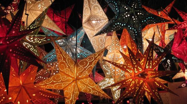 sase raniti dupa ce au cazut mai multe ornamente de craciun intr un mall din elevtia