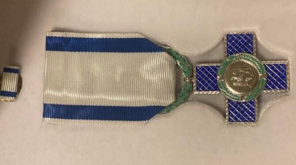 actorul marius manole inapoiaza decoratia primita de la presedintele romaniei