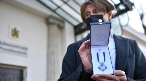 marius manole si klaus iohannis tot respectul pentru actorul care apara legile dar ce facem cu legea fundamentala constitutia