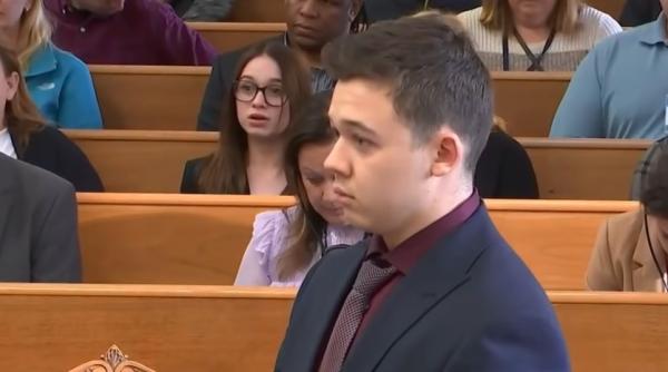 kyle rittenhouse tanarul achitat dupa ce a ucis doi oameni il acuza pe joe biden de defaimare si rea vointa