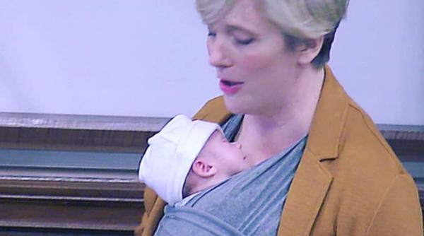 un membru al parlamentului de la londra a aparut cu bebelusul la o sedinta ce i au transmis colegii