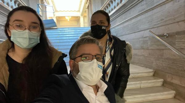 cine este protestatarul care se tavalea prin parlament pentru a protesta impotriva guvernului psd pnl udmr