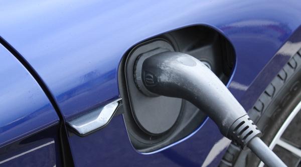 doi din trei soferi cred ca masinile electrice merg si pe benzina studiu toyota