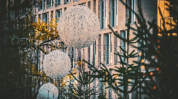 doi muncitori din suceava raniti in timp ce montau decoratiuni de craciun