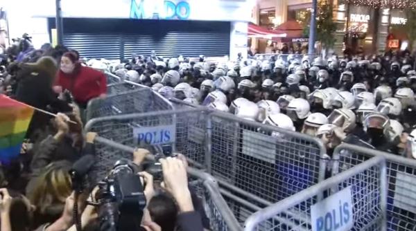 manifestatii in turcia politia a tras cu gaze lacrimogene in niste femei care protestau video