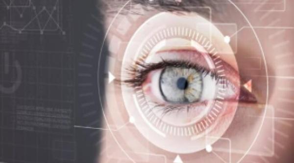 primul ochi artificial printat 3d este purtat de un barbat