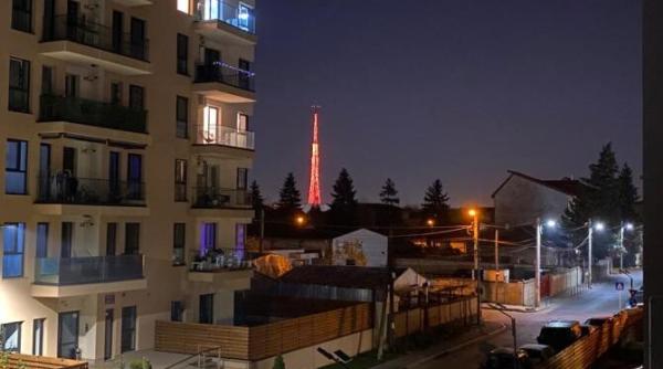 turnul de telecomunicatii al sts iluminat in portocaliu de ziua internationala pentru eliminarea violentei impotriva femeilor