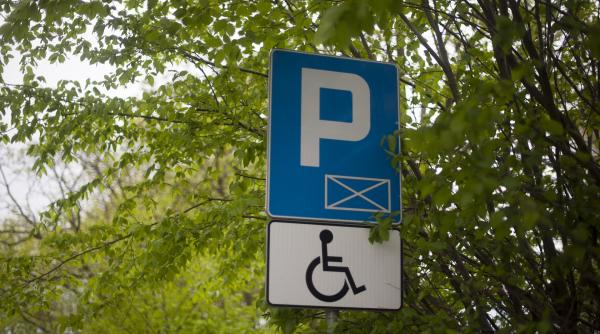 salvat in instanta barbat amendat cu 2000 de lei dupa ce a parcat pe un loc pentru persoane cu dizabilitati ce a constatat judecatorul