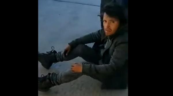 un migrant a calatorit ascuns in trenul de aterizare al unui avion video