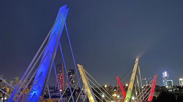 tricolorul romanesc proiectat pe un mare pod din capitala iordaniei