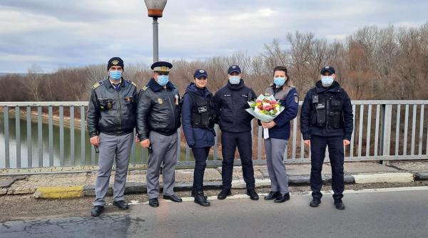 moment emotionant la podul peste prut politistii de frontiera din republica moldova si au felicitat colegii din romania video foto