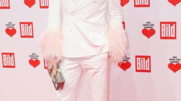 ambasador al lbgt in pe pozat in rolul maicii domnului cu iisus in brate foto