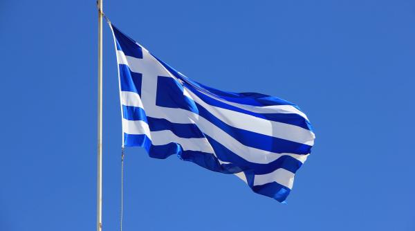 fetita romanca de 8 ani strivita de o poarta in grecia un muncitor a lovit o cu piciorul ca sa vada daca mai traieste