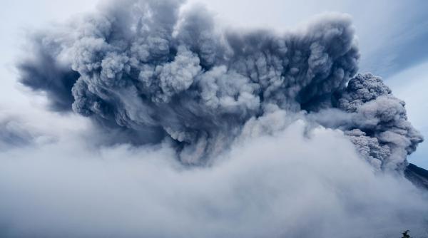 a erupt vulcanul semeru din indonezia