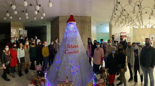 primul brad impotriva covid 19 e facut din 19 000 doze pfizer si moderna si se afla la palatul copiilor