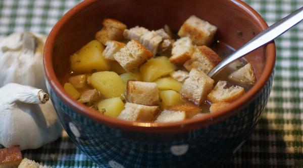 supa de cartofi cu paine prajita si usturoi reteta de la manastirea prislop