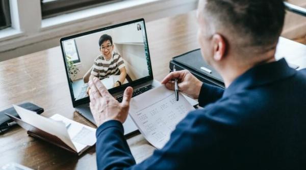 un tata concediat pe zoom vorbeste despre cum a prmit vestea alti 899 de angajati si au pierdut locul de munca