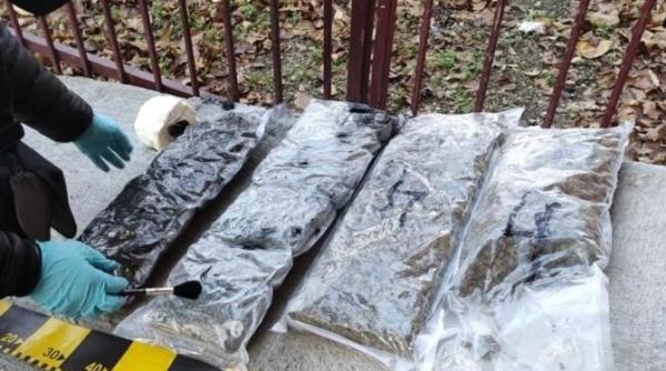 noua descindere in bucuresti la traficantii de cannabis trei retinuti ce a gasit diicot galerie foto