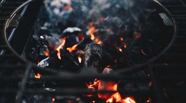 video secretul unui gratar perfect de ce sa pui sare peste carbunii incinsi plus alte 3 trucuri pe care nu le stiai