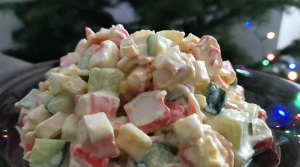 salata de surimi ai nevoie doar de 5 ingrediente pentru a ti surprinde placut invitatii la masa de craciun