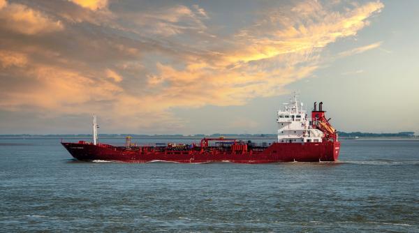 doua nave cargo s au ciocnit in marea baltica marina suedeza una dintre ele este rasturnata total nu stim cum s a intamplat