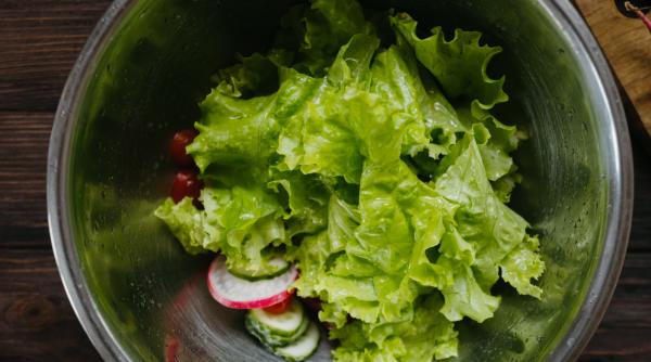 ai cumparat salata verde de la carrefour atentie inainte sa o mananci