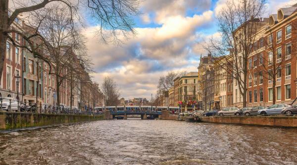 guvernul tarilor de jos impune cote de migranti in patru centre urbane desi municipalitatile sunt reticente