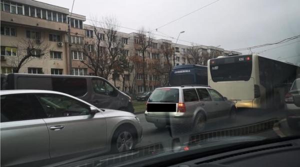 un semafor a blocat soseaua antiaeriana calea rahovei si soseaua alexandriei soferii au intrat pe waze au crezut ca i accident foto