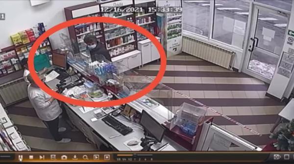 borseta cu 12 000 de euro uitata intr o farmacie din sibiu politia o cauta pe femeia care a luat o video