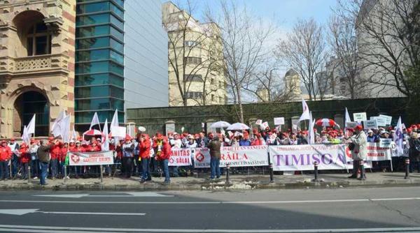 sindicalistii sanitas protest spontan in fata guvernului nemultumiri fata de nerespectarea legii salarizarii