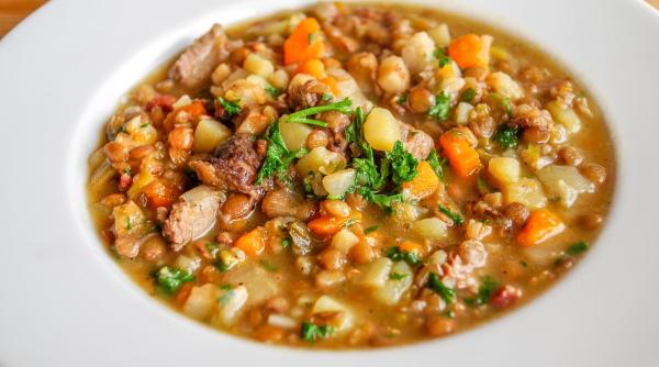 tochitura de porc cu carnati reteta senzationala de pe vremea bunicii