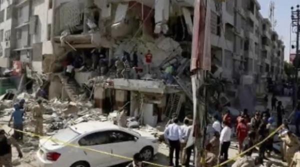 o explozie masiva a dezintegrat cladirea unei banci din pakistan foto