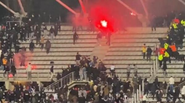 ultrasii lui lyon i au atacat pe fanii paris fc meci intrerupt definitiv dupa o bataie generala in tribune video