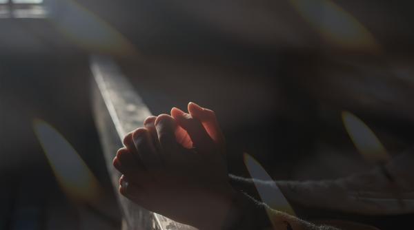 crestini francezi sicanati de un grup de arabi in timpul unei procesiuni jur ca iti voi taia gatul