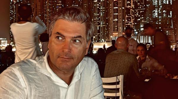 mircea radu la o terasa din dubai mall in romania apa e mai scumpa