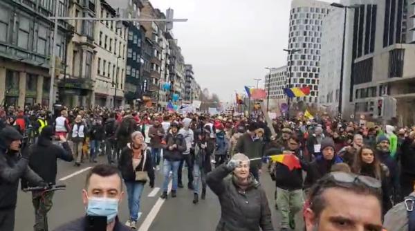 protest anti restrictii la bruxelles drapelul romaniei flutura deasupra coloanei de manifestanti video