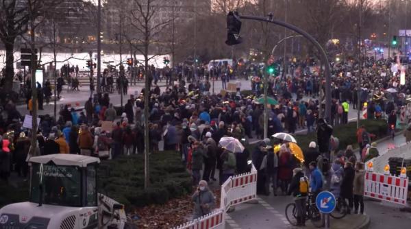 proteste masive impotriva restrictiilor si vaccinarii obligatorii in marile orase ale germaniei video