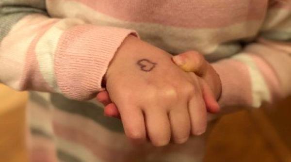 de ce isi trimite o mama fiica la scoala cu o inima desenata pe mana in cazul in care pica victima vreunui atac sangeros