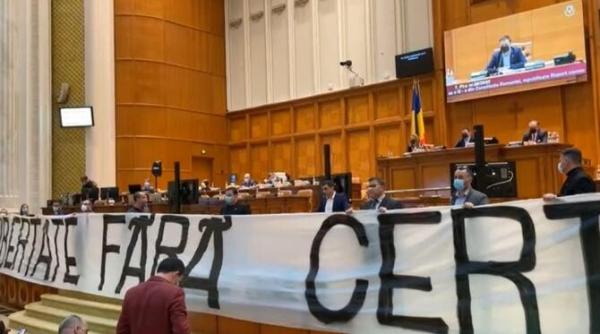 george simion protesteaza in parlament impotriva certificatului verde