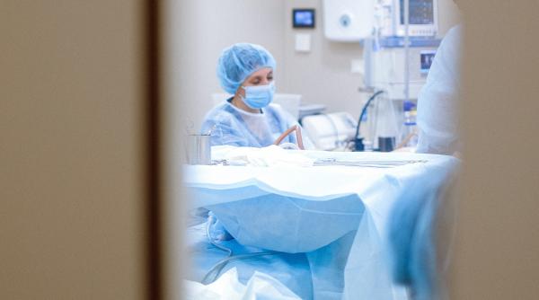 varianta omicron anthony fauci avertizeaza presiune importanta asupra sistemului spitalicesc lucratorii din sanatate vor fi epuizati