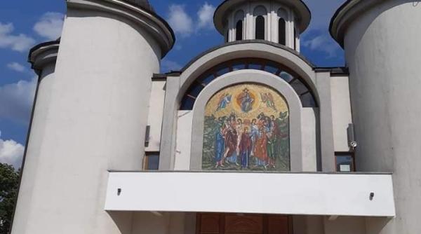 barbat din slatina filmat cand dadea cu picioarele in usa catedralei episcopale politia il cauta video