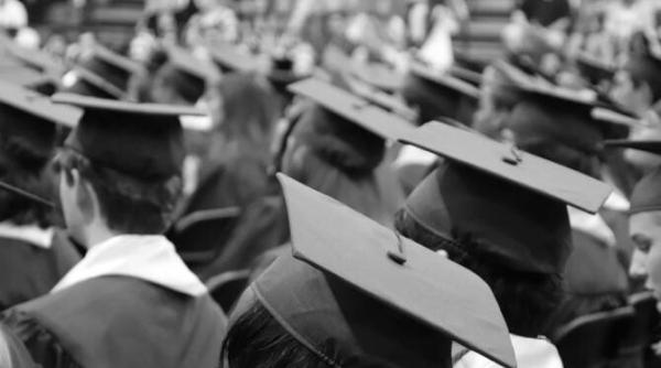 institutiile britanice greu de convins nu si retrag onorurile aduse elenei ceausescu studiile sotiei analfabete a unui dictator comunist apar in jurnalele academice