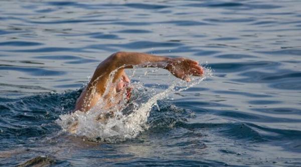 un inistru a inotat 12 ore pana la mal dupa ce elicopterul in care se afla s a prabusit