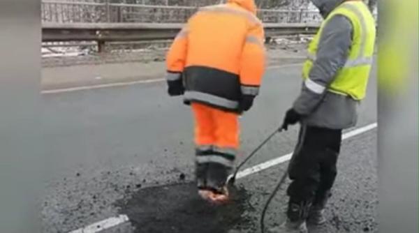 video asfaltarea pe un drum din prahova se face cu picioarele