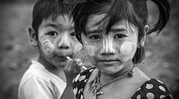 mai multi elefanti din thailanda au impartit elevilor masti sanitare si gel dezinfectant sunt atat de bucuros imi bate inima foarte tare