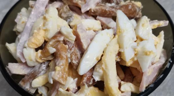 salata pe care o poti face din 4 ingrediente care sigur iti vor ramane in frigider de craciun