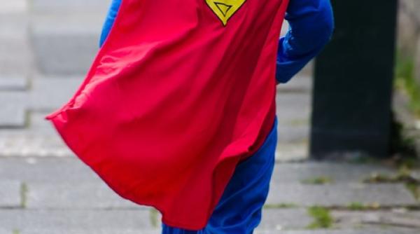 un copil de 11 ani erou de doua ori in aceeasi zi a salvat un coleg care se sufoca si o femeie dintr un incendiu