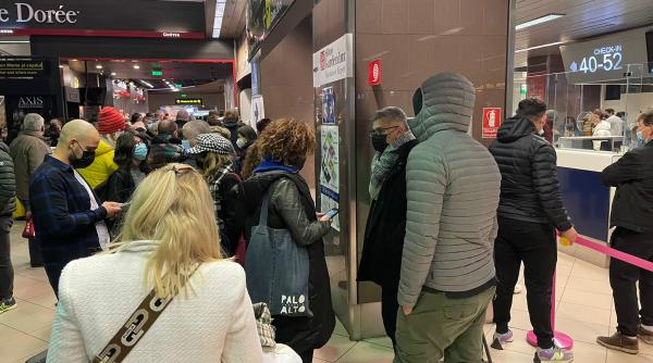 cozi imense pe aeroportul otopeni un cititor dcnews era sa piarda avionul galerie foto